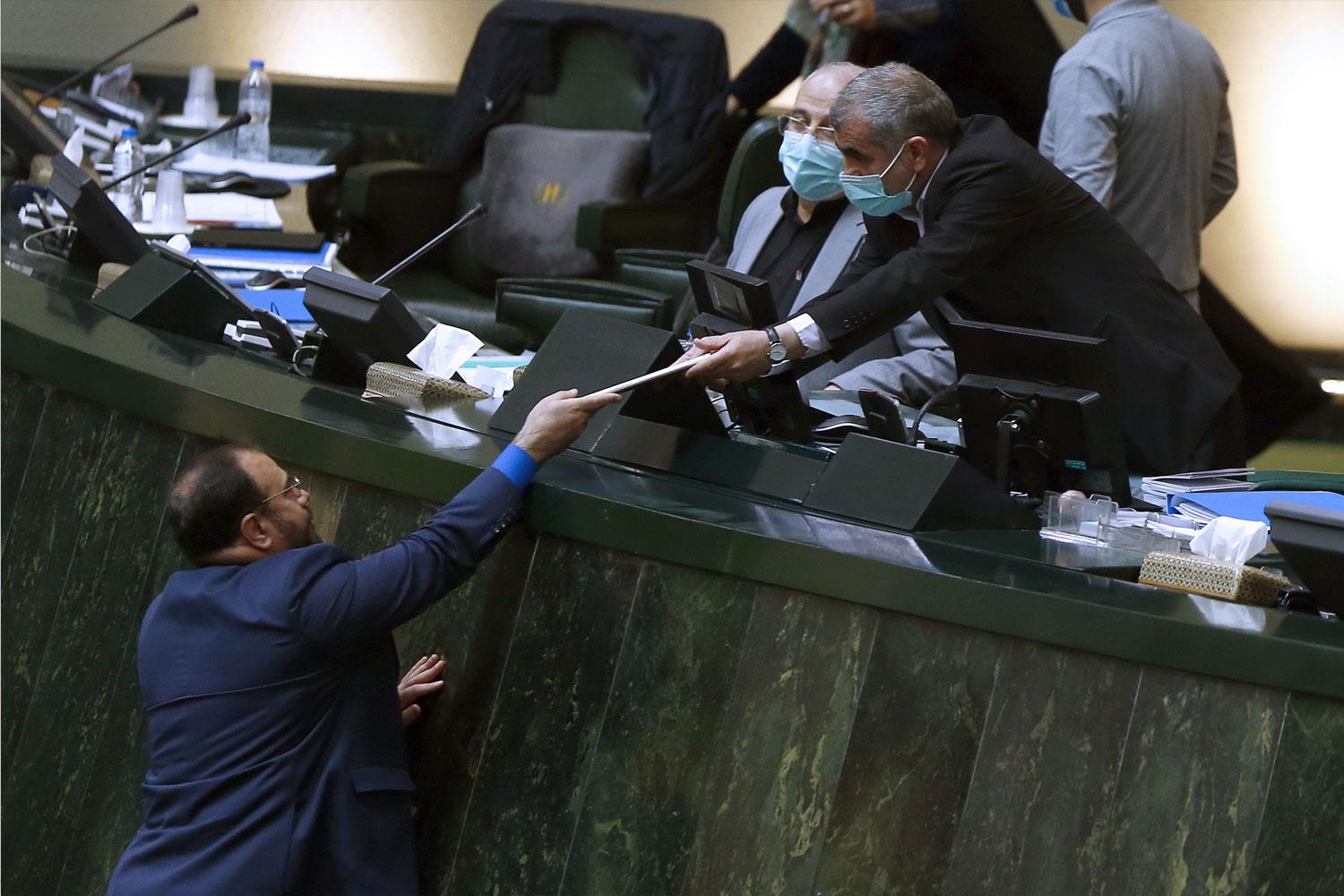 هدف دولت از افزایش درآمد ۲۶۰ درصدی نفت در بودجه ۱۴۰۰ / بودجه‌ی نوبخت گرفتاری اقتصاد سیاه‌بخت!